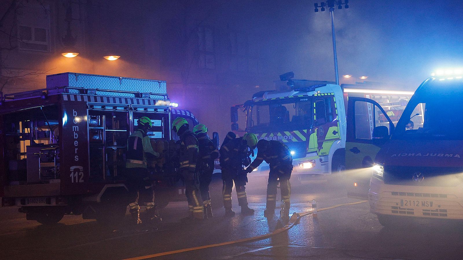 Un incendio en un bingo provoca una gran humareda en Valencia - La tarde en 24h | Ver