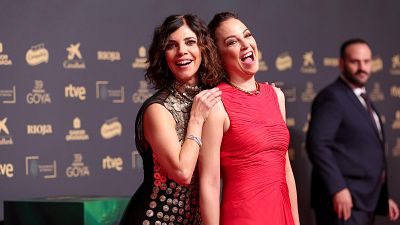 Las presentadoras de los Goya 2025 pasean ilusionadas por la alfombra roja