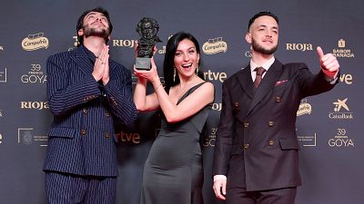 C.Tangana celebra su Goya a Mejor cancin original con Henar y Judith