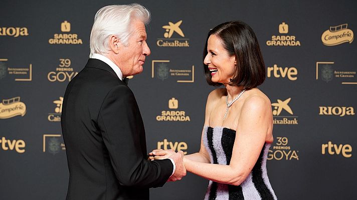 Henar y Judith le regalan un kiwi a Aitana Sánchez-Gijón para Richard Gere - La noche de los Goya con... | Ver
