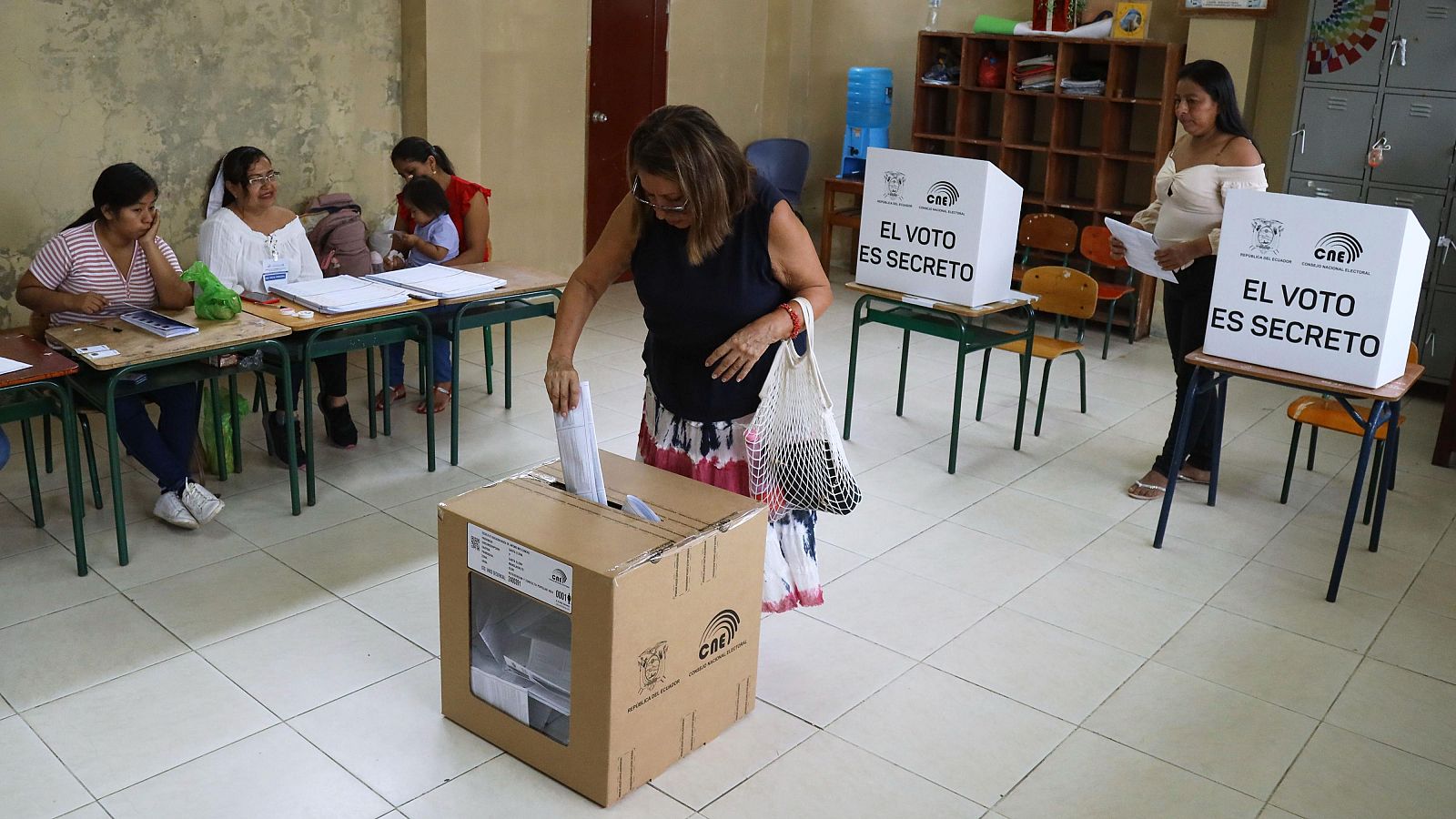 Ecuador vota a su presidente con el reto de frenar el crimen organizado