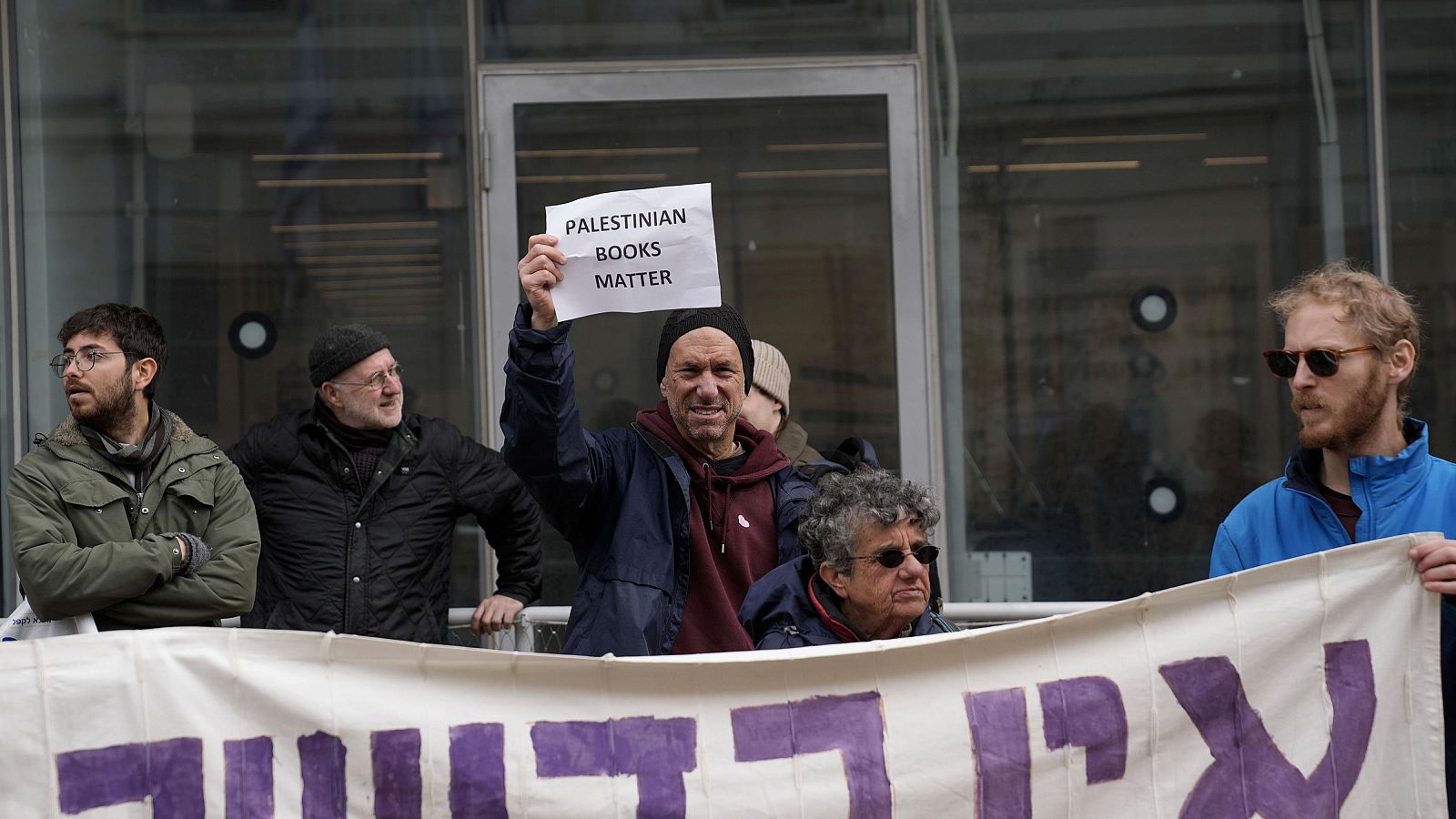 Detienen a los dueños de una conocida librería palestina en Jerusalén | Ver