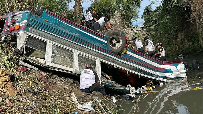 Hasta 51 muertos y 20 heridos tras un accidente de autobús que cayó por un puente en Guatemala
