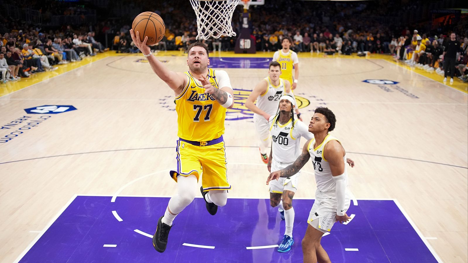 Los Ángeles se vuelca con Doncic en su debut con Lakers