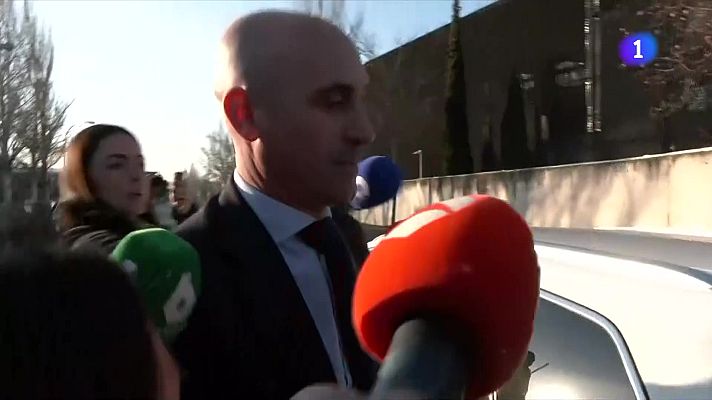 L'Informatiu - Rubiales nega responsabilitats pel petó i les coaccions