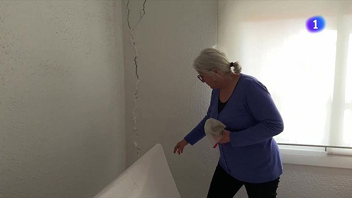 L'Informatiu - Esquerdes en pisos de Montcada pel soterrament de les vies de tren