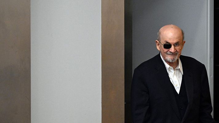 Telediario 1 - Comienza el juicio contra el joven que apuñaló quince veces al escritor Salman Rushdie