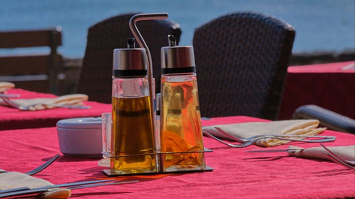 Telediario 1 - ¿Se siguen usando aceiteras rellenables?