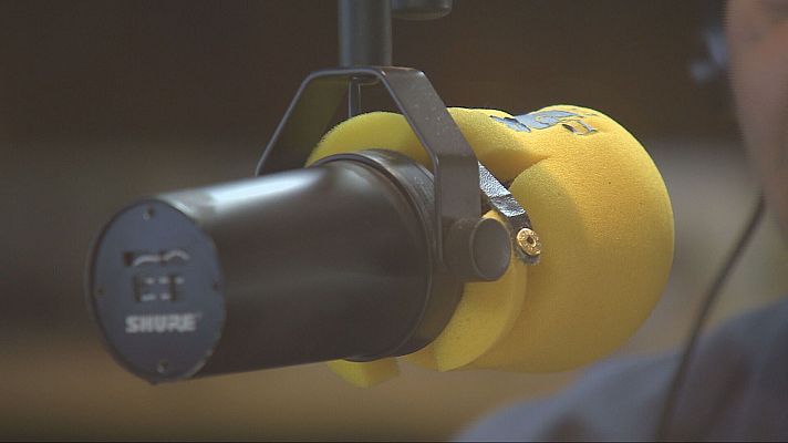 Telediario 1 - Vecinos del Valle de Buelna recogen firmas en defensa de la radio local