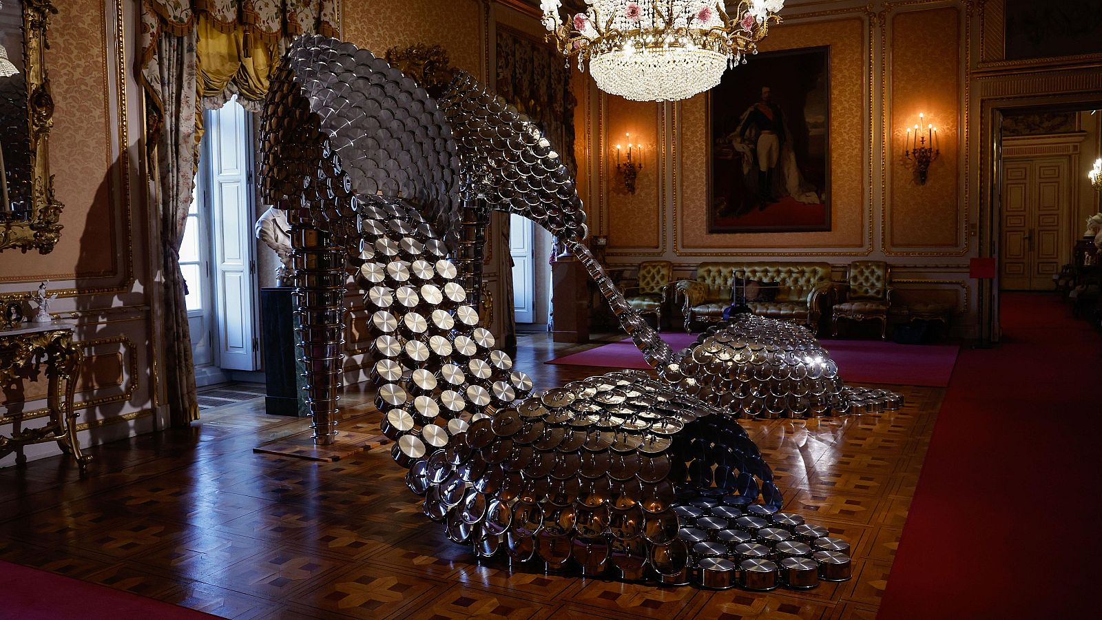 Las esculturas de Joana Vasconcelos llegan al Palacio de Liria - Telediario 1 | Ver
