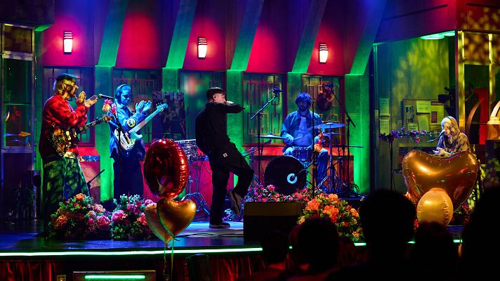 La Revuelta - Cupido celebra San Valentín cantando "La máquina del tiempo"
