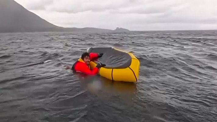 Telediario 1 - Una ballena se traga y escupe a un deportista en kayak en la Patagonia