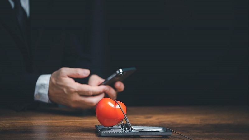 VerificaRTVE explica cmo funcionan y cmo evitar las estafas en las apps de citas