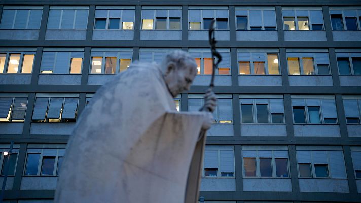 El papa necesita \"reposo absoluto\" y permanecerá hospitalizado | Ver