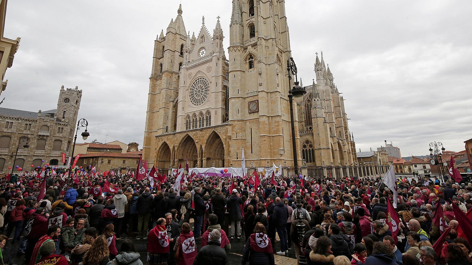 Miles de personas se manifiestan en León por el futuro de la provincia