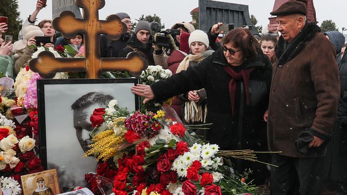 Telediario Fin de Semana - Cientos de personas homenajean a Navalni en el aniversario de su muerte