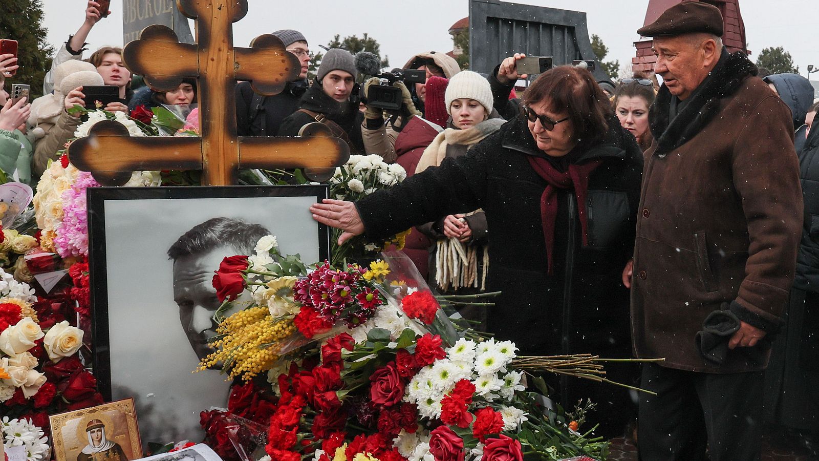 Cientos de personas homenajean a Navalni en el aniversario de su muerte