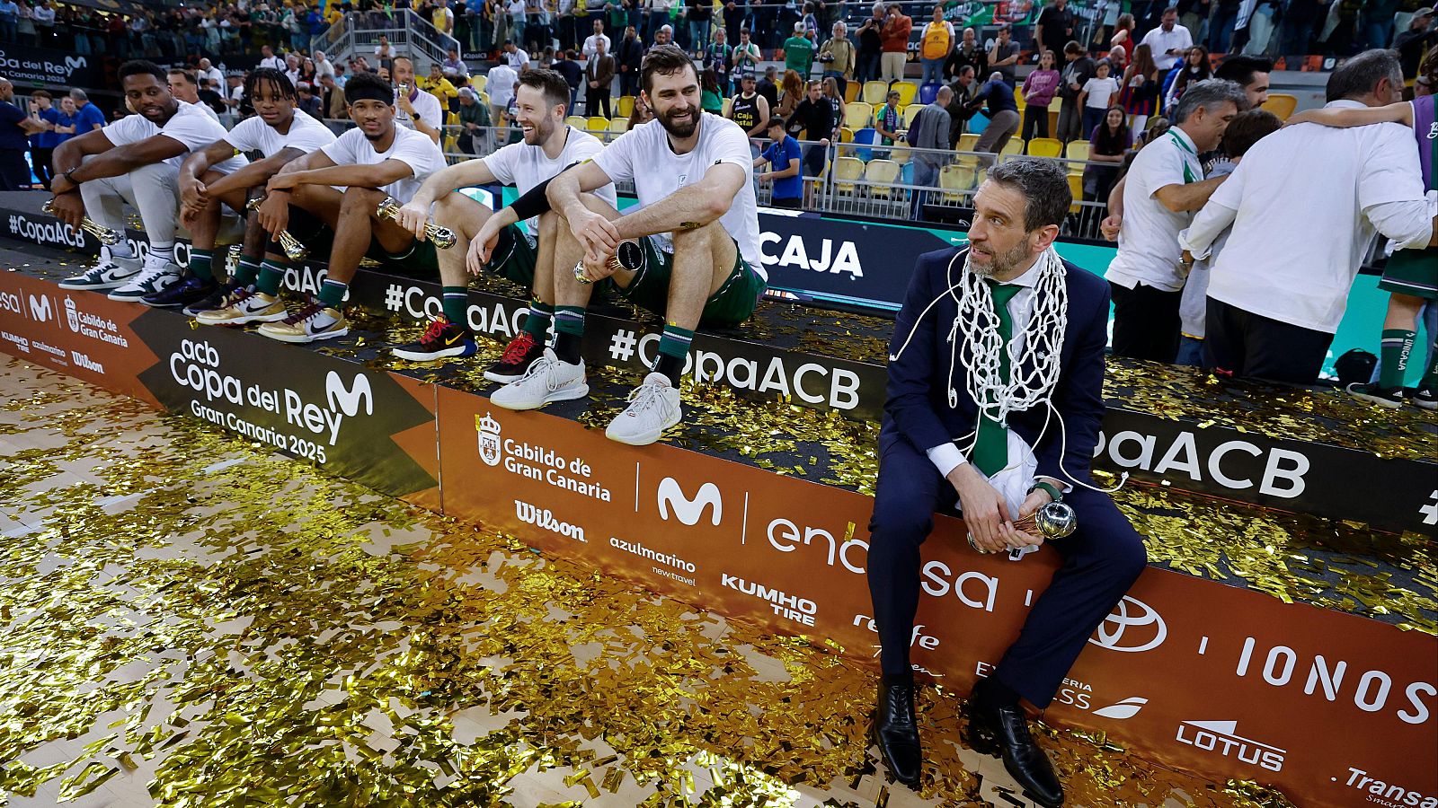 El fiestón de Unicaja en el aeropuerto de Málaga - Baloncesto en RTVE | Ver