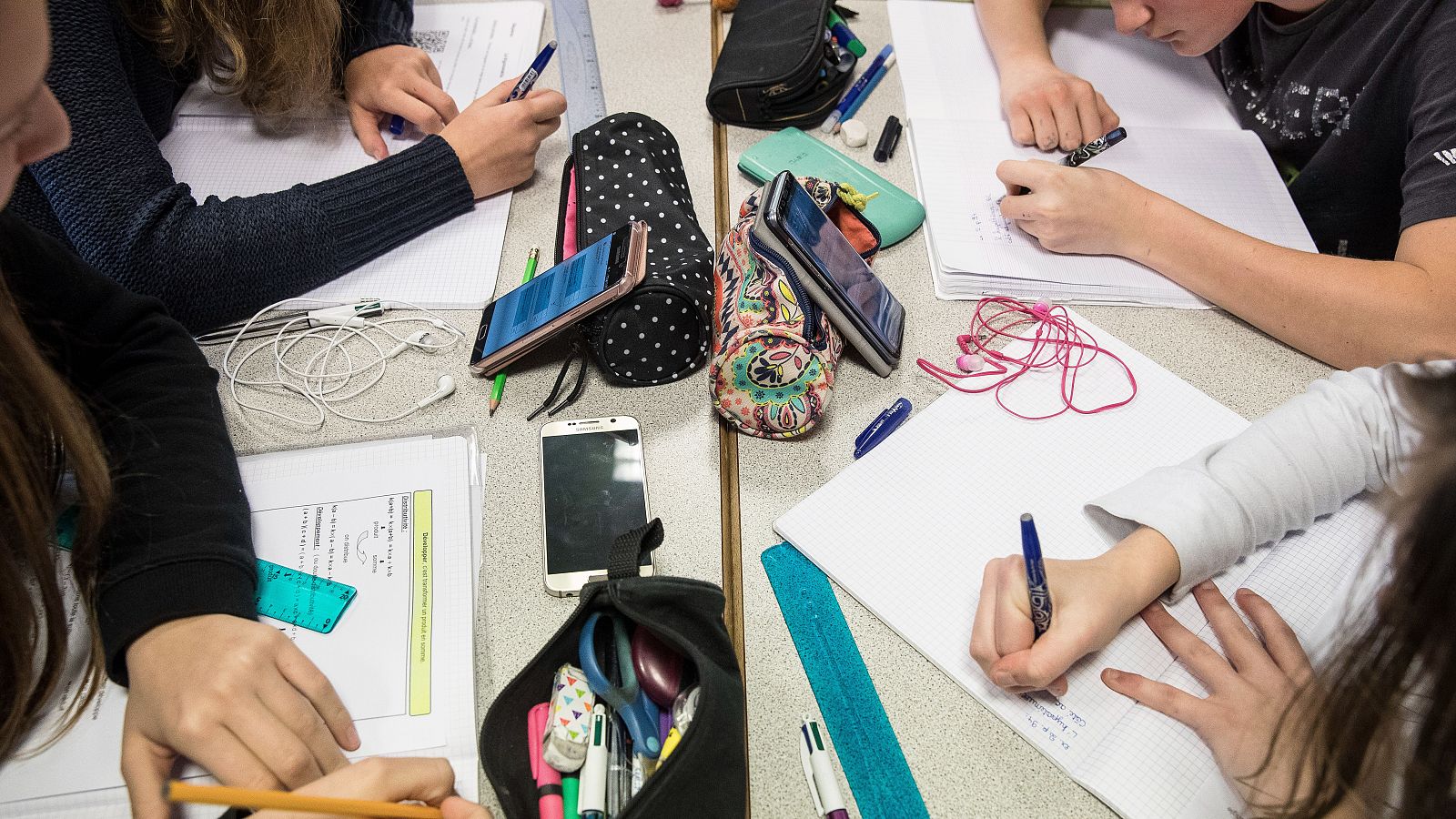 Un colegio de Córdoba lanza una iniciativa pionera y retrasa el uso de móviles hasta los 16 años