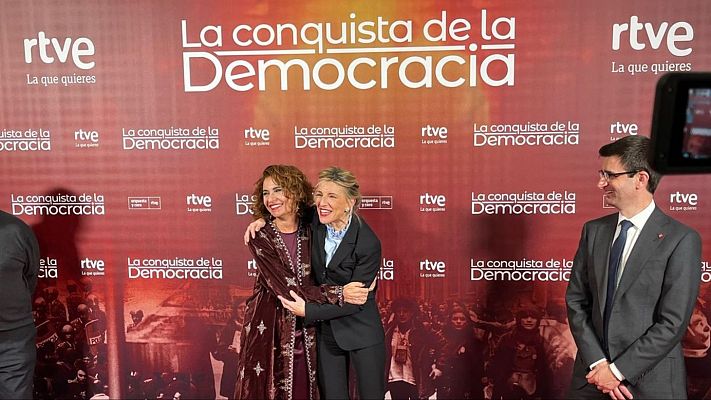 El abrazo de las vicepresidentas Montero y Díaz tras las discrepancias por la tributación del SMI