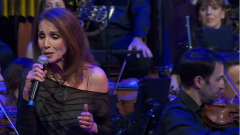 Ana Belén canta 'España, camisa blanca' en la presentación de 'La conquista de la democracia'