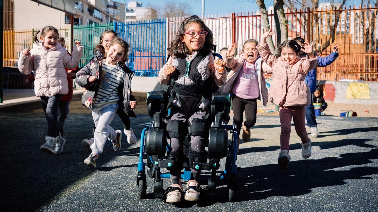 Presentan el primer exoesqueleto pediátrico de uso doméstico - Telediario 1 | Ver