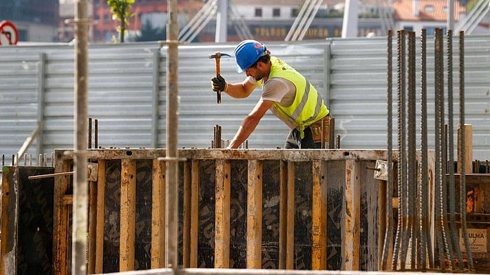 Telediario 1 - Las iniciativas para dejar exento de tributación el salario mínimo pasan el primer filtro del Congreso