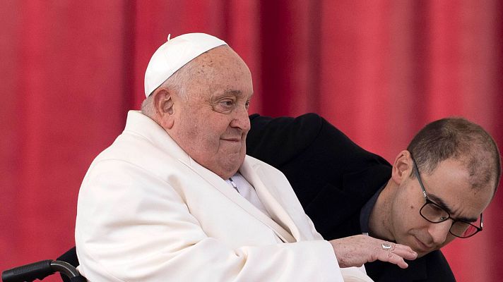 El papa sufre una neumonía bilateral y su cuadro clínico es \"complejo\" - La tarde en 24h | Ver