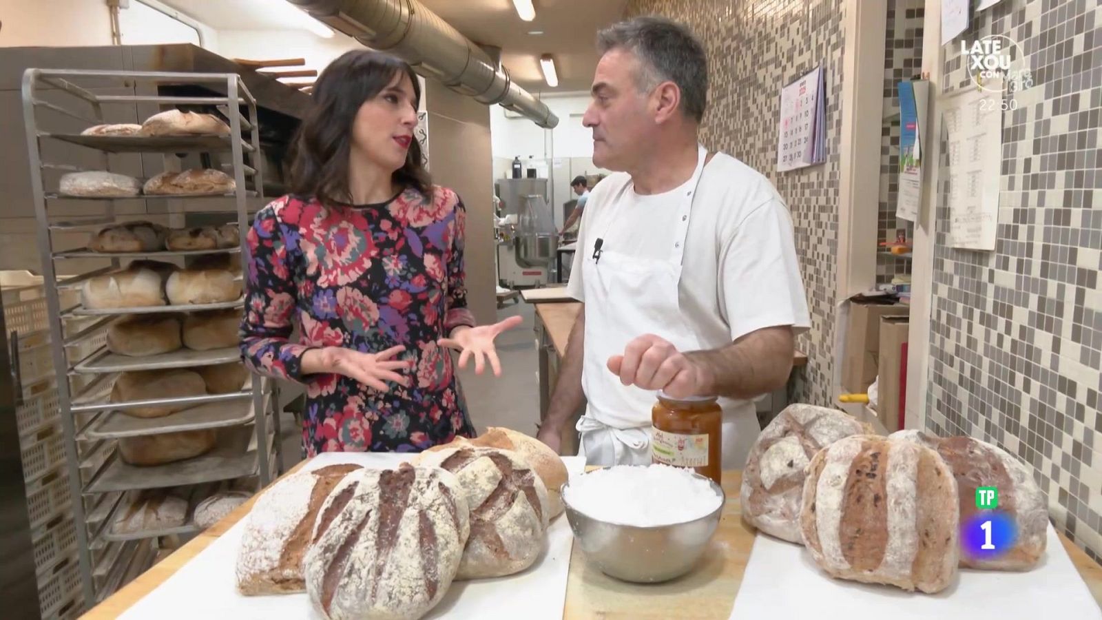 Con un pan debajo del brazo - Aquí la Tierra | Ver