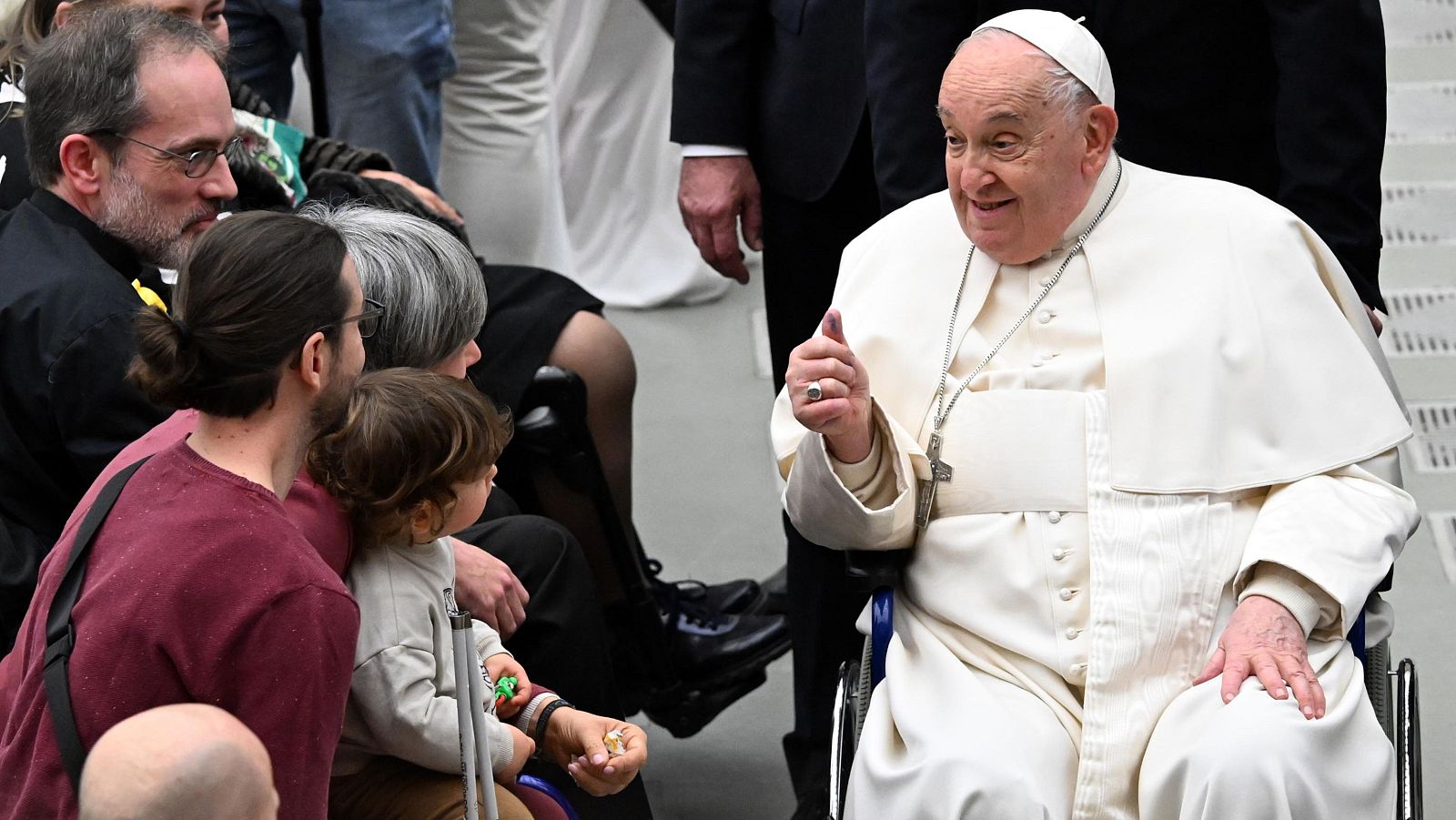 El papa sufre una neumonía bilateral | Ver