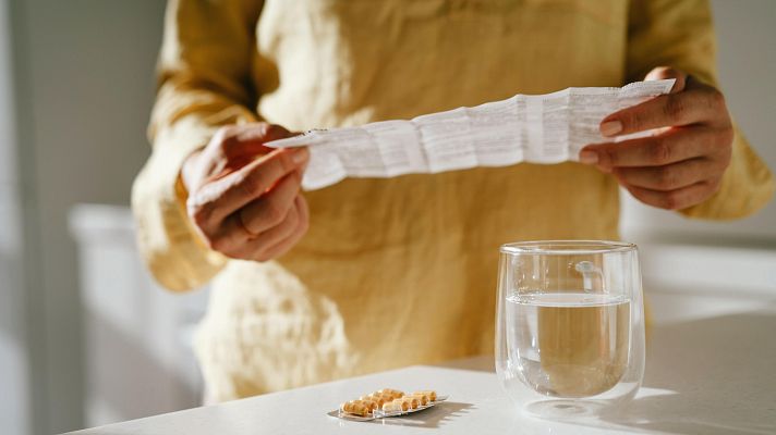 Europa propone eliminar los prospectos de medicamentos en papel: "Pondría en riesgo a los más vulnerables"