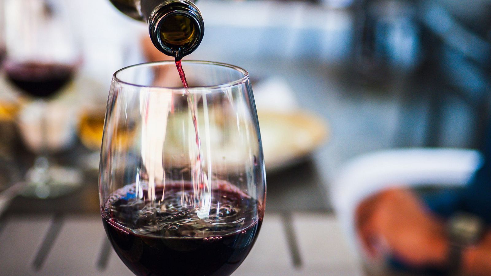 Más ventas a Estados Unidos antes de los aranceles: en diciembre se exportó un 30% más de vino español - Telediario 1 | Ver