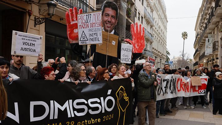  - Concentración a las puertas de Les Corts Valencianes para pedir la dimisión de Mazón