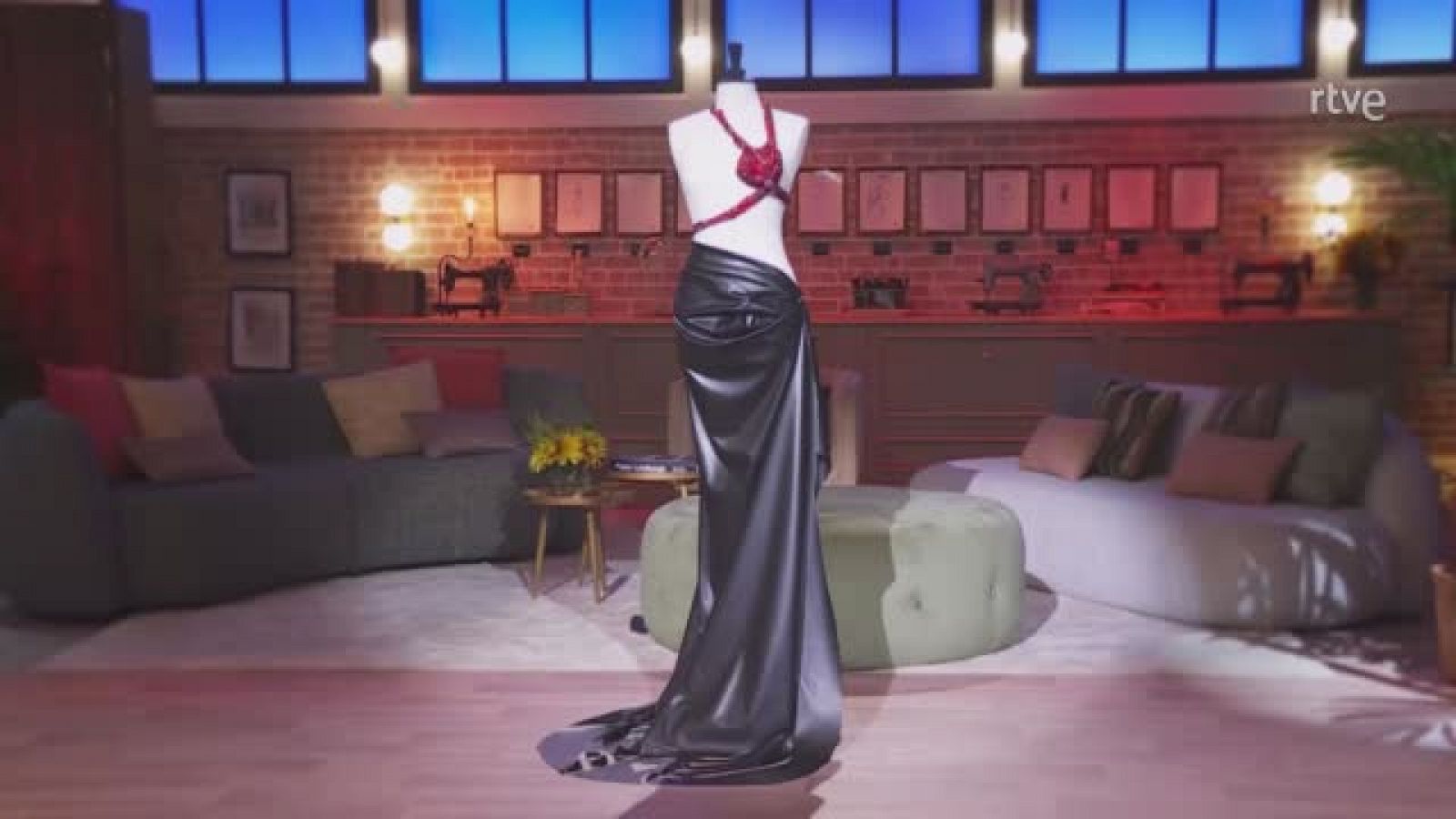 Maestros de la Costura Celebrity: El corazón de Pilar Rubio como homenaje a Schiaparelli