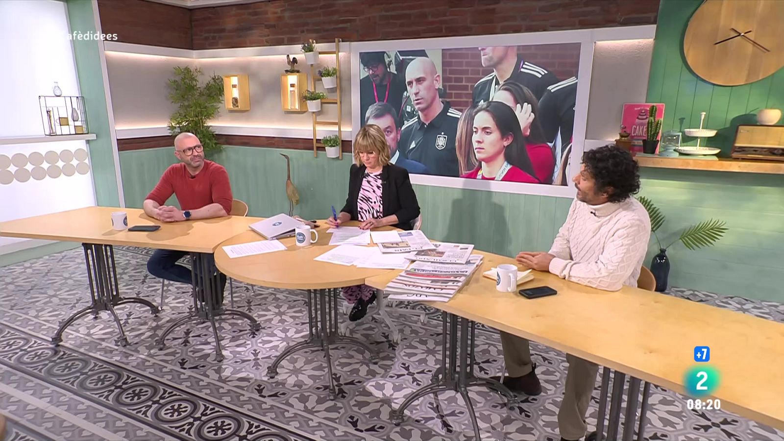 Gemma Nierga entrevista l'eurodiputat del PSC. L'actriu presenta la temporada final de 'Valeria'. I parlem amb Ivette Barrachina d'UGT Catalunya