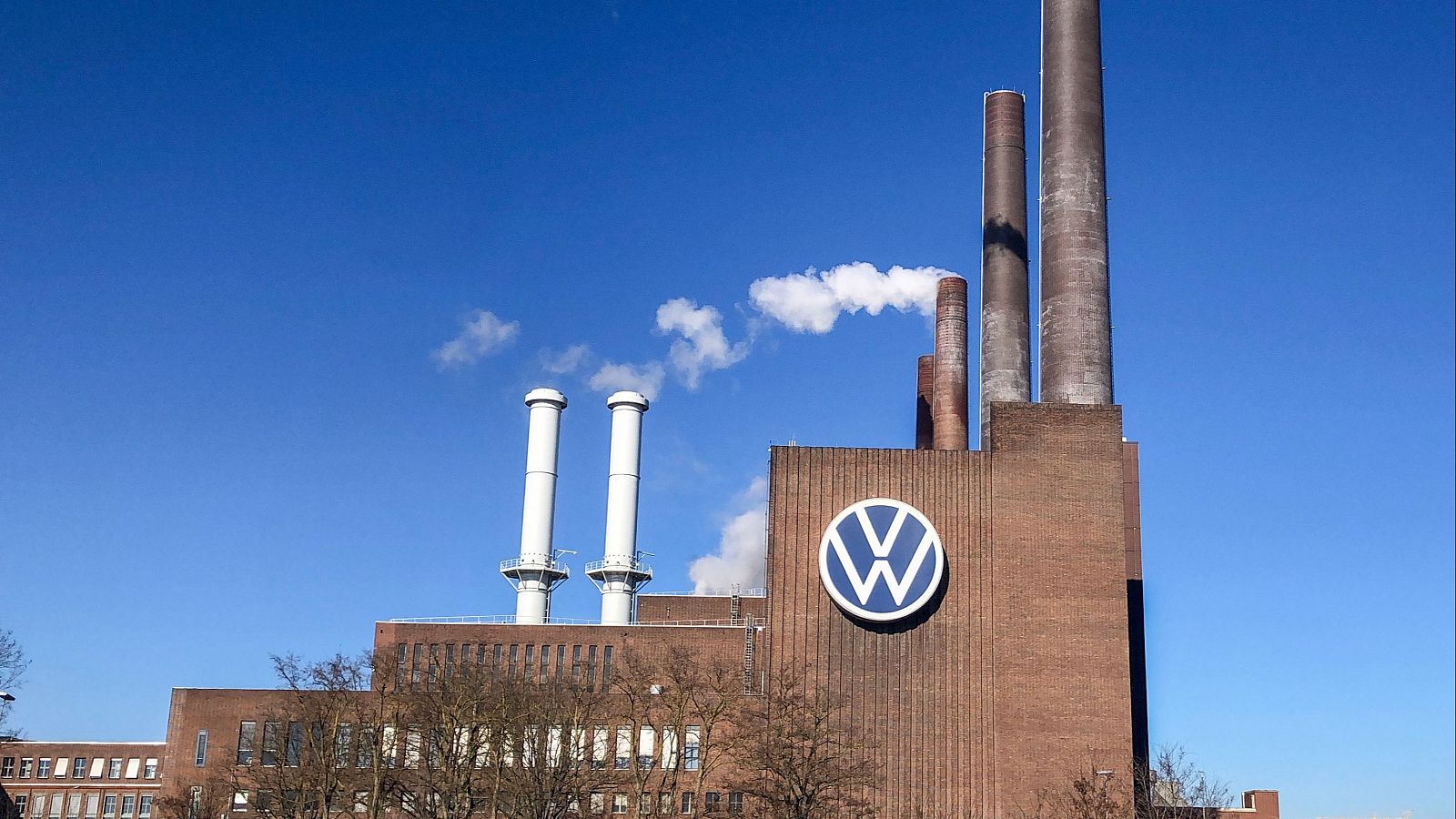 Volkswagen amenaza con cerrar tres fábricas | Ver