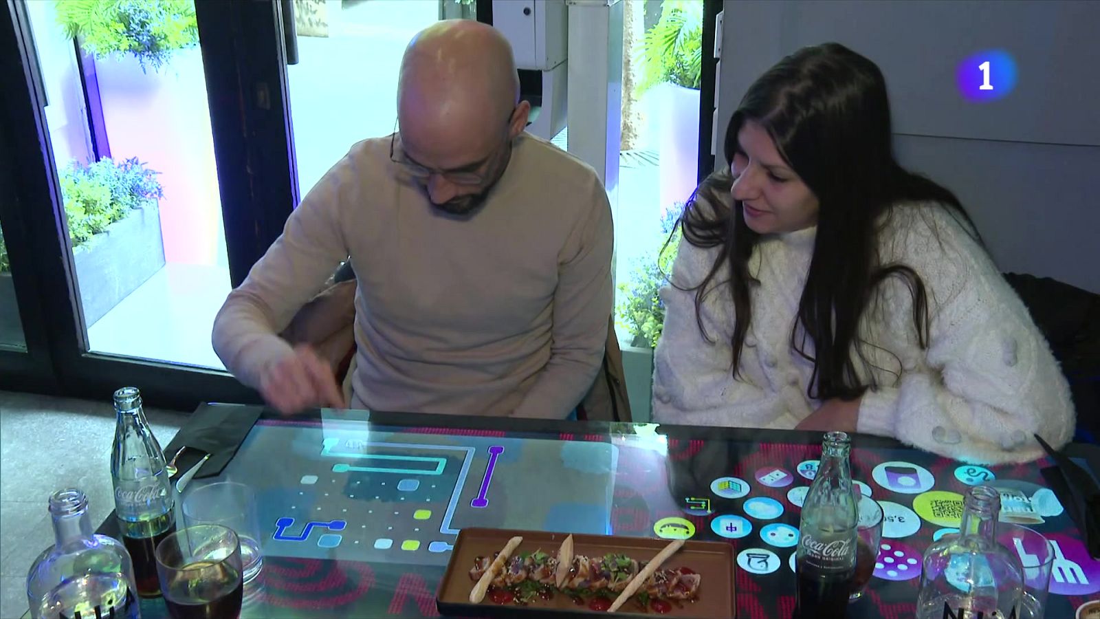 Fer la migdiada o taules interactives: els restaurants es reinventen - L'Informatiu | Veure