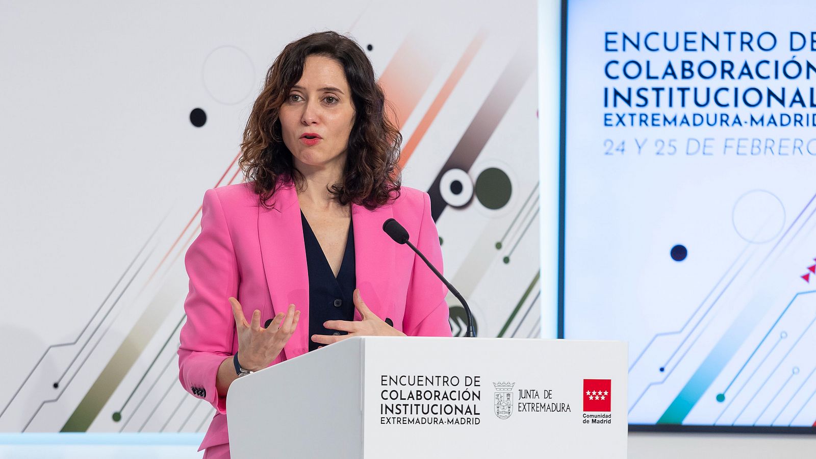 Ayuso dice que su pareja no ha declarado porque "no puede": "Es un caso de persecución política desde Moncloa" Ayuso dice que su pareja no ha declarado porque "no puede": "Es un caso de persecución política desde Moncloa"