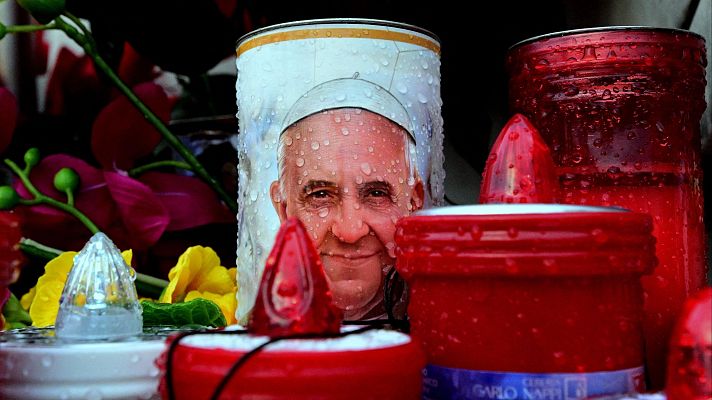 Telediario 2 - El papa Francisco experimenta una "ligera mejoría" dentro de las "condiciones críticas"