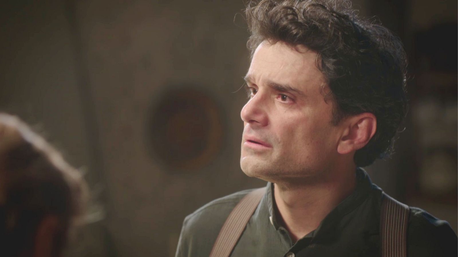 Pietro recibe la noticia de la muerte de Antonia - Salón de té La Moderna | Ver