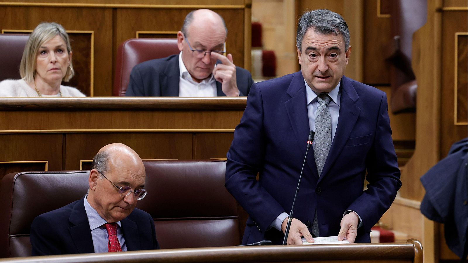 El Congreso ovaciona a Aitor Esteban en su última sesión de control - Informativo 24h | Ver