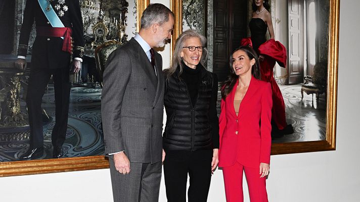 Telediario 1 - Felipe VI y la reina Letizia contemplan por primera vez sus retratos junto a la fotógrafa Annie Leibovitz