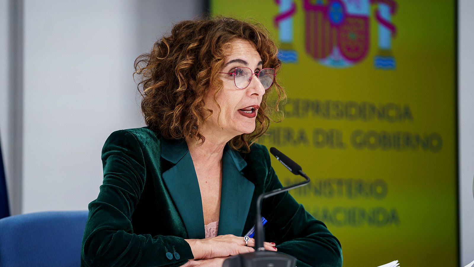 La condonación de deuda a las comunidades sale adelante pese al PP - Telediario 2 | Ver