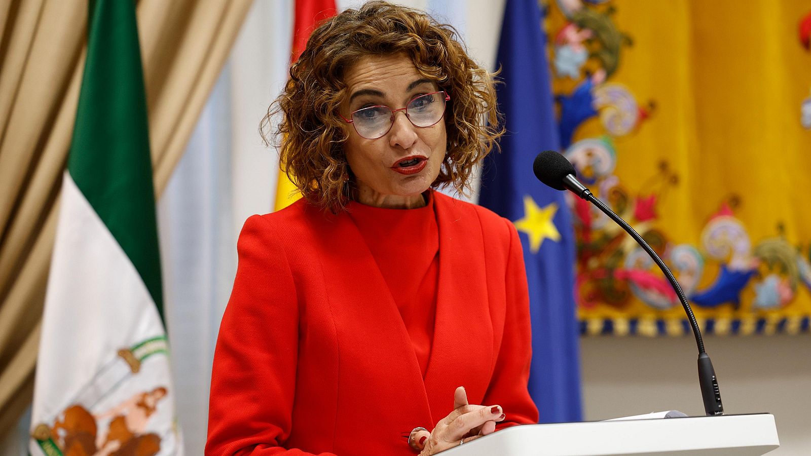 Montero califica de "infantil, triste y desalentador" el plante del PP ante la condonación