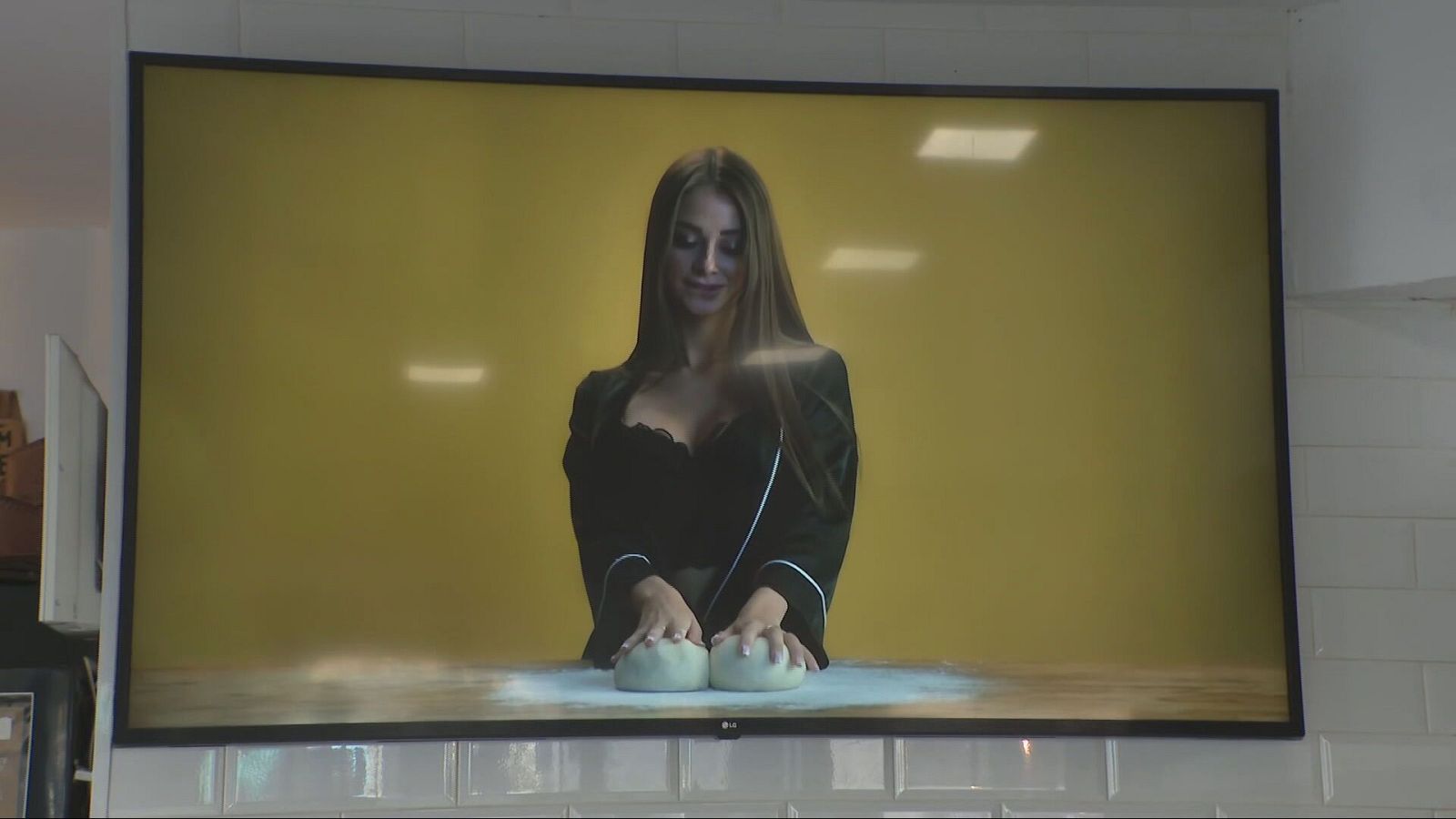 Denunciado por mostrar vídeos de mujeres amasando pan en ropa interior | Ver