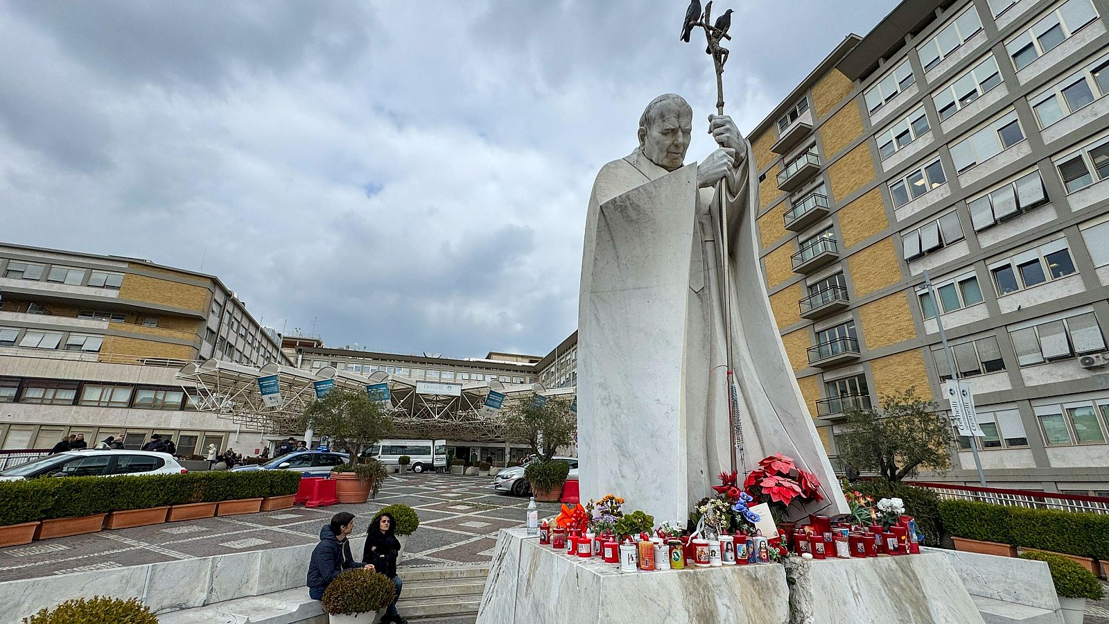 El estado del papa "sigue mejorando", según el último parte del Vaticano - La tarde en 24h | Ver