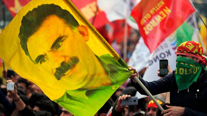 Telediario 2 - El líder de la guerrilla kurda PKK pide la disolución del grupo