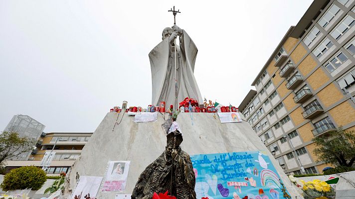 Telediario Fin de Semana - El papa pasa "una noche tranquila" a la espera de conocer los efectos de la crisis por brocoespasmo
