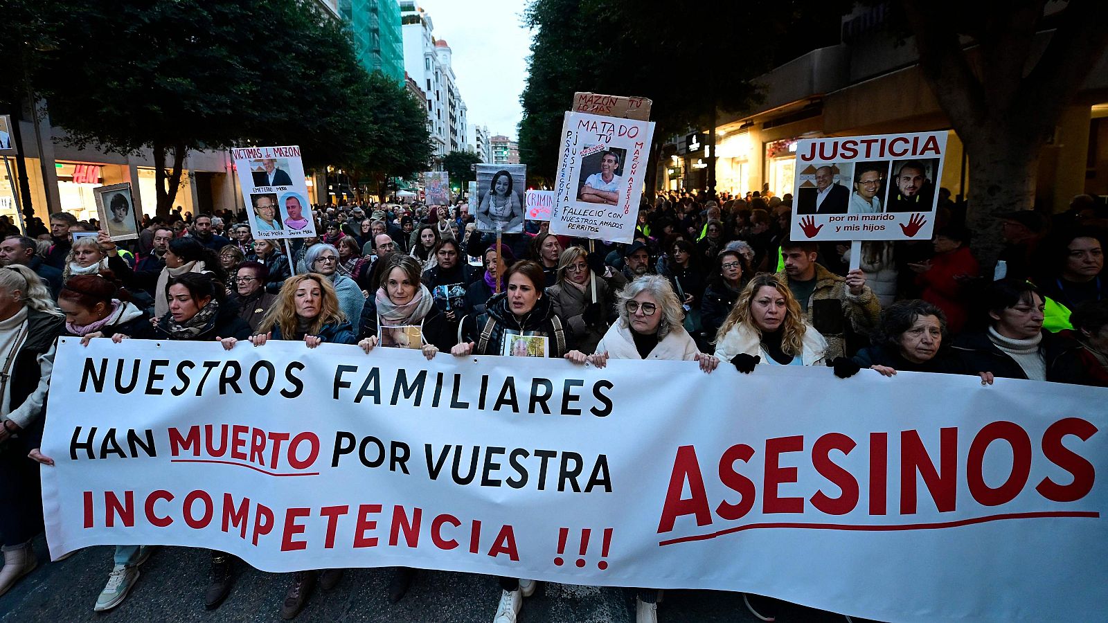 Miles de personas piden justicia en Valencia cuatro meses después de la dana - Telediario 2 | Ver
