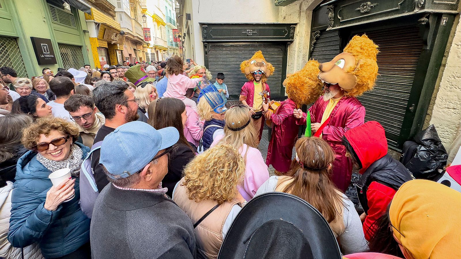 El sábado de carnaval llena las calles de alegría y coplas